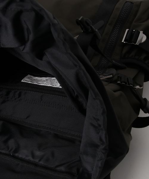 MAKAVELIC(マキャベリック)の「【62】【it】【MAKAVELIC】SIERRA DOUBLE BELT BACKPACK【MEDIUM】(バックパック/リュック・メンズ・カーキ/ダークグリーン/ネイビー・FREE)」の8枚目の写真