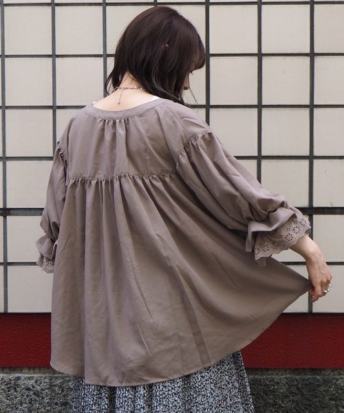 tiptop(ティップトップ)の「袖レースボリュームブラウス(シャツ/ブラウス・レディース・オフホワイト/キナリ/ブラック/ダークグレー/ブラウン/ブルー・FREE)」の16枚目の写真