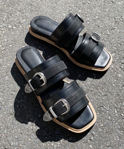 PAGEBOY（ページボーイ）の「シルバーWバックルサンダル（サンダル・レディース・ブラック/オフホワイト・MEDIUM/LARGE）」の2枚目の写真