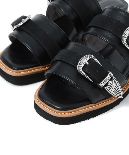 PAGEBOY（ページボーイ）の「シルバーWバックルサンダル（サンダル・レディース・ブラック/オフホワイト・MEDIUM/LARGE）」の12枚目の写真