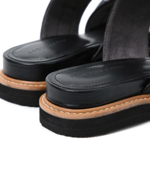 PAGEBOY（ページボーイ）の「シルバーWバックルサンダル（サンダル・レディース・ブラック/オフホワイト・MEDIUM/LARGE）」の10枚目の写真