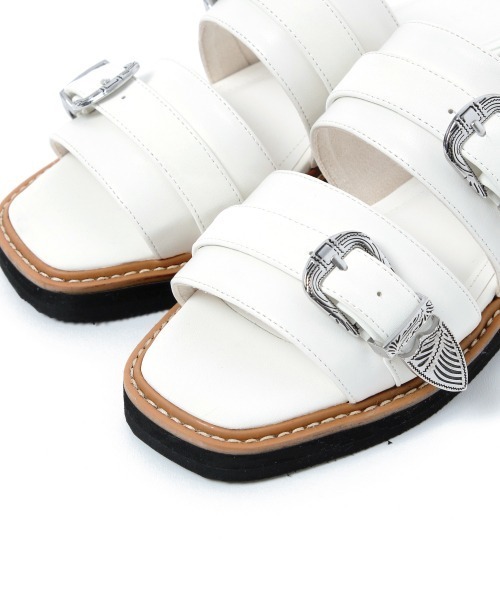 PAGEBOY（ページボーイ）の「シルバーWバックルサンダル（サンダル・レディース・ブラック/オフホワイト・MEDIUM/LARGE）」の14枚目の写真
