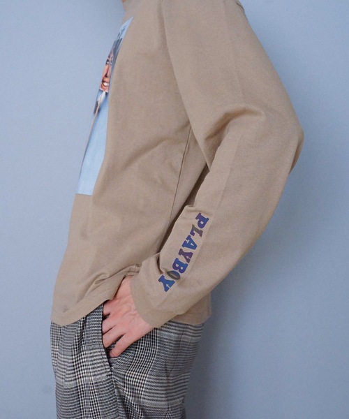 PLAYBOY(プレイボーイ)の「【PLAY BOY/プレイボーイ】プリントロンT 転写フォトロンT 袖プリント(Tシャツ/カットソー・メンズ・ホワイト/ブラック/ベージュ・MEDIUM/LARGE/X-LARGE)」の19枚目の写真