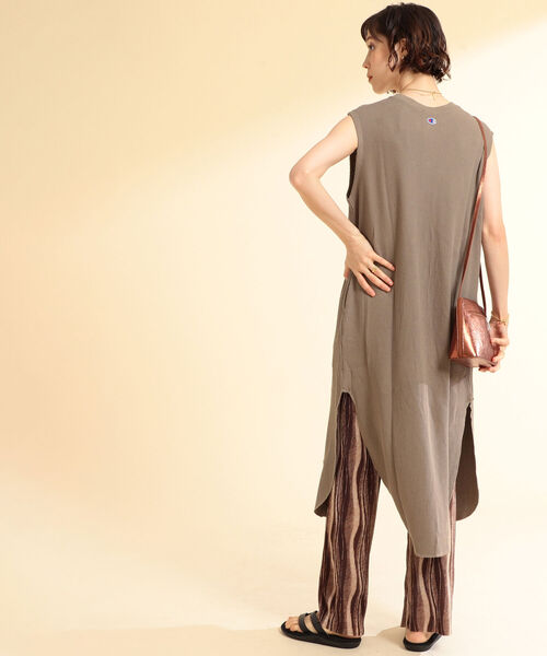 Ray BEAMS（レイビームス）の「Champion × Ray BEAMS / 別注 ノーカラー ワンピース（ワンピース・レディース・ブラウン系その他5/ライトグレー/ブラック・ONE SIZE）」の22枚目の写真