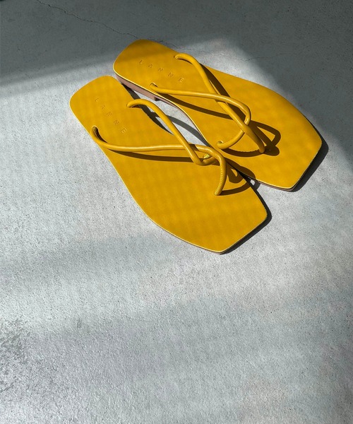 CANAL JEAN（キャナルジーン）の「via j(ヴィアジェイ) クロス紐ペタサンダル（サンダル・レディース・ホワイト/ブラック/ベージュ/イエロー/オレンジ・38/39/37）」の4枚目の写真