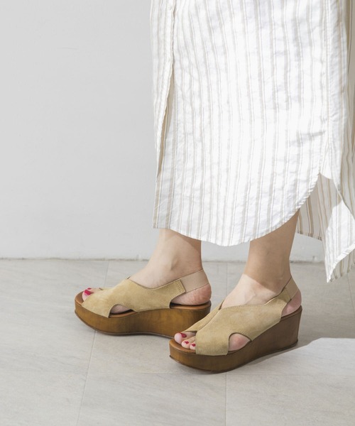 eness（エネス）の「ENESS　別注スエードサボサンダル（サンダル・レディース・ベージュ系その他/イエロー系その他・38/37）」の4枚目の写真