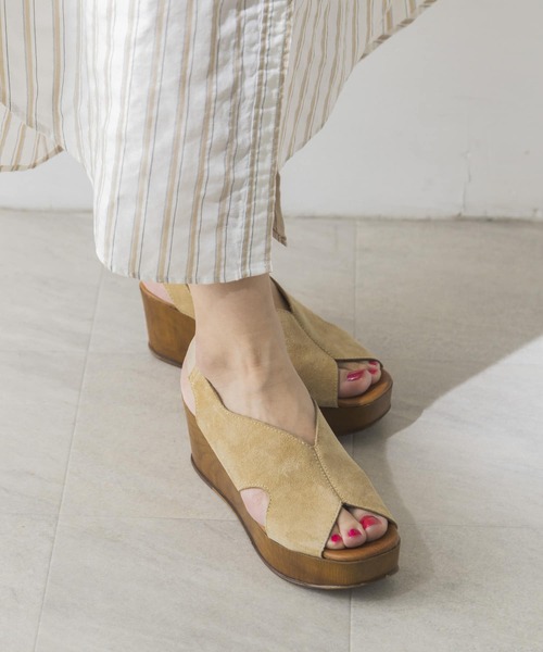eness（エネス）の「ENESS　別注スエードサボサンダル（サンダル・レディース・ベージュ系その他/イエロー系その他・38/37）」の6枚目の写真