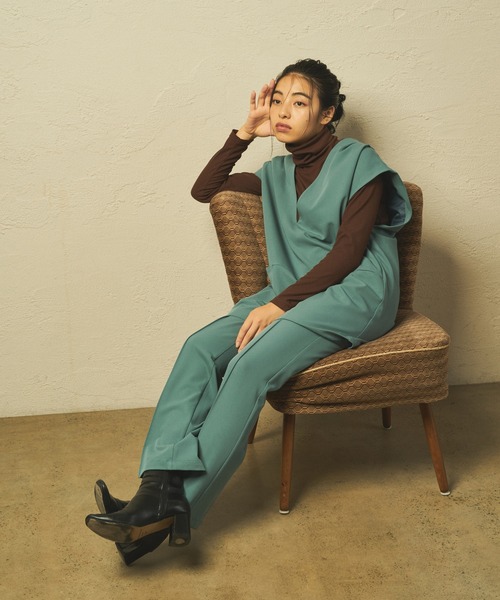 UNSPARE(アンスペア)の「■【UNSPARE/アンスペア】スリムフレアハイウエストパンツ/WEB・一部店舗限定(スラックス・レディース・ブルー/アイボリー・SMALL/MEDIUM)」の2枚目の写真