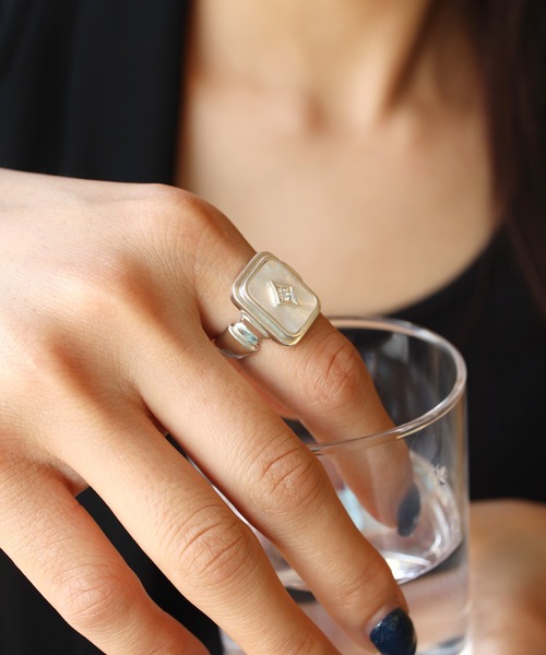 D.U.E(ディー・ユー・イー)の「D.U.E Shell Signature Ring(リング・レディース・シルバー/ゴールド・#9/#15/#13/#11/#17)」の2枚目の写真