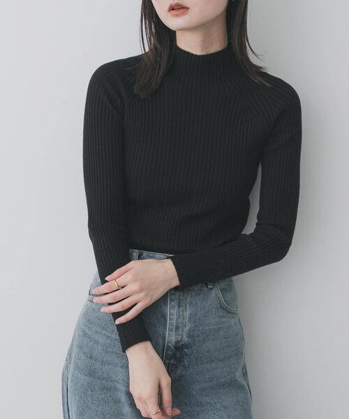 SENSE OF PLACE by URBAN RESEARCH（センスオブプレイスバイアーバンリサーチ）の「『一部WEB限定カラー』『毛玉防止』ストレッチリブハイネックセーター（ニット/セーター・レディース・レッド/オレンジ/アイボリー/ブラック/グリーン/ブルー/イエロー/ブラウン/オレンジ系その他/レッド系その他/モカ/イエロー系その他/ベージュ/グレー/チャコールグレー/ホワイト系その他/ライトベージュ/ライトブルー/ブルー系その他/レッド系その他2/レモンイエロー/ベージュ系その他/オレンジ系その他2/ホワイト系その他2/レッド系その他3/ネイビー/パープル/グリーン系その他/グレー系その他/ブラウン系その他/オレンジ系その他3/マスタード/グリーン系その他2/ボルドー/ブルー系その他2・ONE/S）」の4枚目の写真