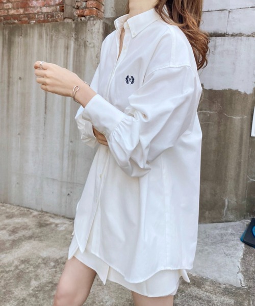 one after another NICE CLAUP（ワンアフターアナザーナイスクラップ）の「ワンポイント刺繍のビッグシルエットシャツ（シャツ/ブラウス・レディース・オフホワイト/ブラック/サックスブルー/ブルー系その他/ピンク系その他・FREE）」の2枚目の写真