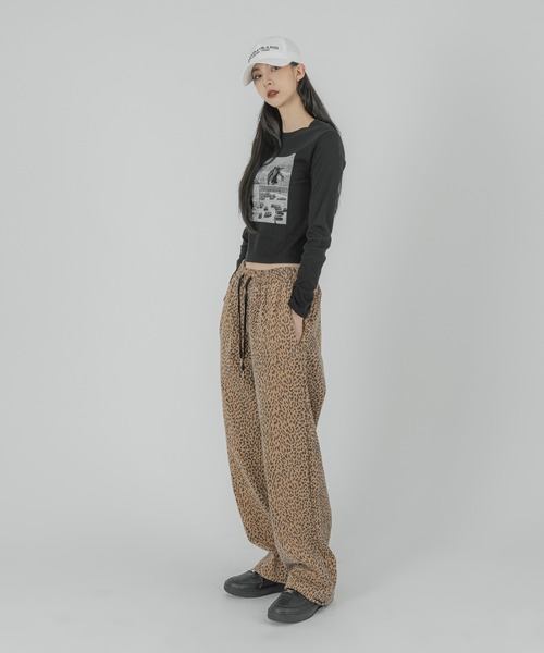 FOLLOWIN(フォロウィン)の「フロントポイントプリントロングTシャツカットソー(Tシャツ/カットソー・レディース・アイボリー/ブラック・FREE)」の18枚目の写真