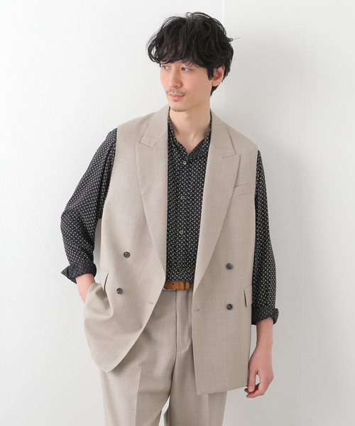 EDIFICE LA BOUCLE(エディフィスラブークル)の「【LA BOUCLE】ピークドラペル ノースリーブ ジャケット(その他アウター・メンズ・ネイビー/ベージュ・2/1)」の2枚目の写真