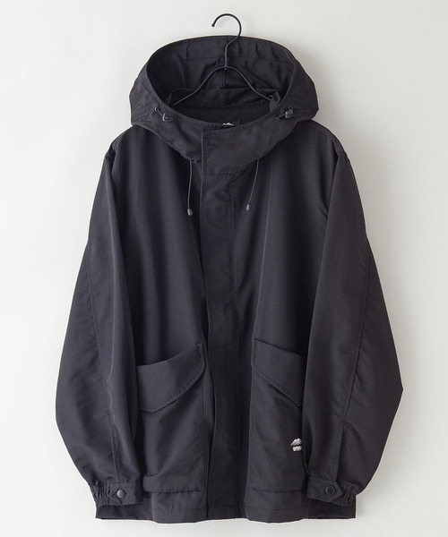 OUTDOOR PRODUCTS APPAREL(アウトドアプロダクツアパレル)の「撥水 ショート ワイドシルエット ワンポイントブランドロゴ モッズジャケット(モッズコート・メンズ・ベージュ/ブラック/カーキ・MEDIUM/LARGE/X-LARGE)」の4枚目の写真