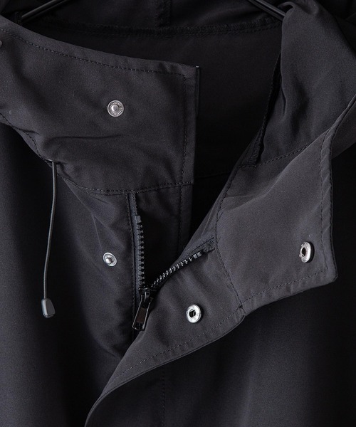 OUTDOOR PRODUCTS APPAREL(アウトドアプロダクツアパレル)の「撥水 ショート ワイドシルエット ワンポイントブランドロゴ モッズジャケット(モッズコート・メンズ・ベージュ/ブラック/カーキ・MEDIUM/LARGE/X-LARGE)」の8枚目の写真