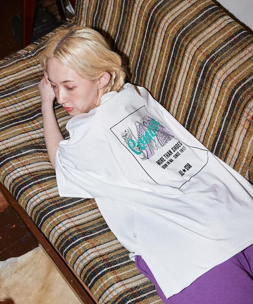 CONVERSE(コンバース)の「CONVERSE/コンバース ロゴ刺繍バックプリントオーバーサイズクロップド半袖Tシャツ(Tシャツ/カットソー・レディース・オートミール/ホワイト系2/ホワイト系3/ブラック系2/ブラック系3/グレー系2・M)」の12枚目の写真
