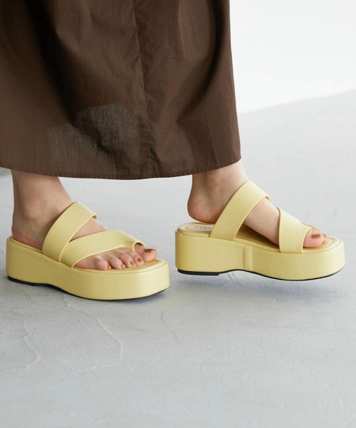 AMERICAN HOLIC(アメリカンホリック)の「スクエアプラットフォームトングサンダル(サンダル・レディース・ブラック/イエロー/アイボリー・S/M/L)」の3枚目の写真