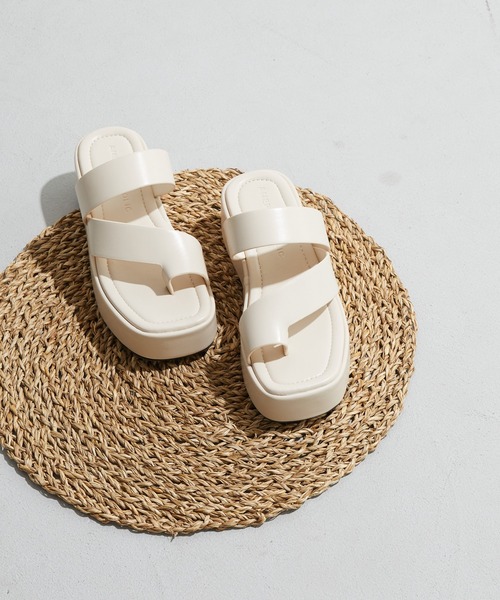 AMERICAN HOLIC(アメリカンホリック)の「スクエアプラットフォームトングサンダル(サンダル・レディース・ブラック/イエロー/アイボリー・S/M/L)」の2枚目の写真