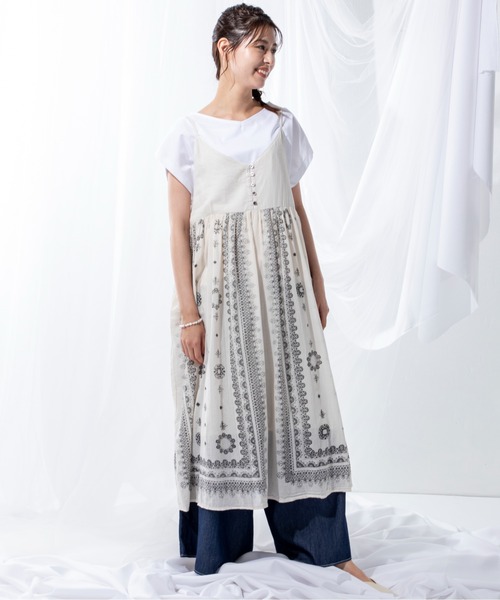 MILLION CARATS（ミリオンカラッツ）の「透け感がシーズンムードを高める繊細なエスニックな柄の綿ボイルキャミワンピース（ワンピース・レディース・オフホワイト/カーキ/レッド・FREE）」の8枚目の写真