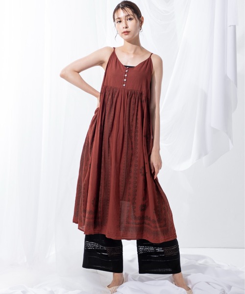 MILLION CARATS（ミリオンカラッツ）の「透け感がシーズンムードを高める繊細なエスニックな柄の綿ボイルキャミワンピース（ワンピース・レディース・オフホワイト/カーキ/レッド・FREE）」の10枚目の写真