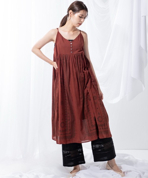 MILLION CARATS（ミリオンカラッツ）の「透け感がシーズンムードを高める繊細なエスニックな柄の綿ボイルキャミワンピース（ワンピース・レディース・オフホワイト/カーキ/レッド・FREE）」の11枚目の写真