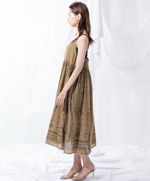 MILLION CARATS（ミリオンカラッツ）の「透け感がシーズンムードを高める繊細なエスニックな柄の綿ボイルキャミワンピース（ワンピース・レディース・オフホワイト/カーキ/レッド・FREE）」の16枚目の写真