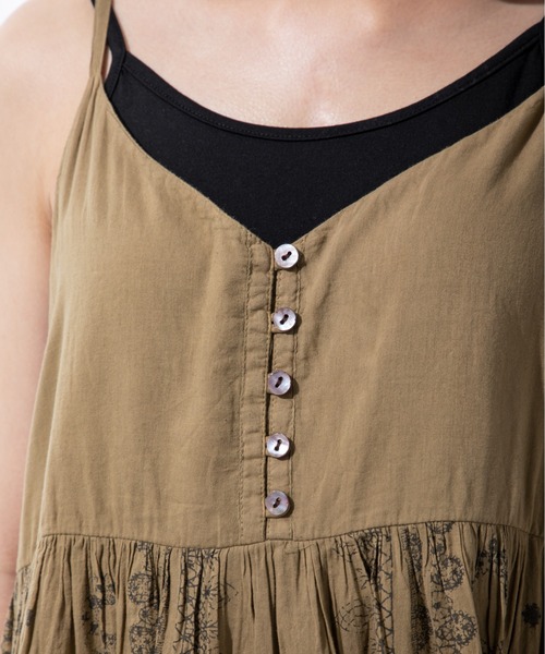 MILLION CARATS（ミリオンカラッツ）の「透け感がシーズンムードを高める繊細なエスニックな柄の綿ボイルキャミワンピース（ワンピース・レディース・オフホワイト/カーキ/レッド・FREE）」の19枚目の写真