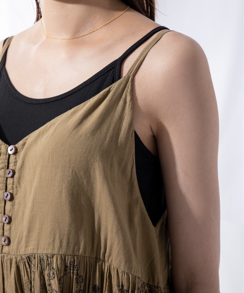 MILLION CARATS（ミリオンカラッツ）の「透け感がシーズンムードを高める繊細なエスニックな柄の綿ボイルキャミワンピース（ワンピース・レディース・オフホワイト/カーキ/レッド・FREE）」の20枚目の写真