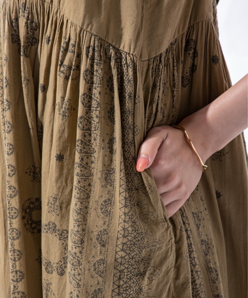 MILLION CARATS（ミリオンカラッツ）の「透け感がシーズンムードを高める繊細なエスニックな柄の綿ボイルキャミワンピース（ワンピース・レディース・オフホワイト/カーキ/レッド・FREE）」の22枚目の写真