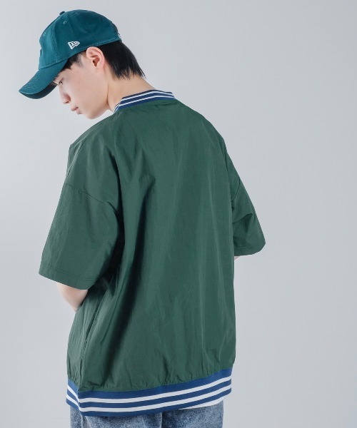 improves（インプローブス）の「ラインリブ カレッジロゴ 刺しゅう Vネック ナイロン プルオーバー（Tシャツ/カットソー・メンズ・マスタード/ネイビー/グリーン/ブラック・MEDIUM/LARGE）」の9枚目の写真