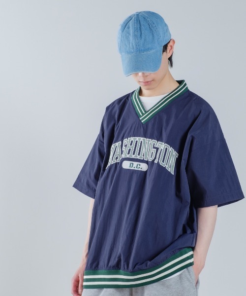 improves（インプローブス）の「ラインリブ カレッジロゴ 刺しゅう Vネック ナイロン プルオーバー（Tシャツ/カットソー・メンズ・マスタード/ネイビー/グリーン/ブラック・MEDIUM/LARGE）」の10枚目の写真