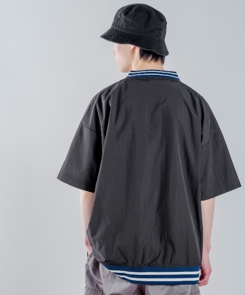 improves（インプローブス）の「ラインリブ カレッジロゴ 刺しゅう Vネック ナイロン プルオーバー（Tシャツ/カットソー・メンズ・マスタード/ネイビー/グリーン/ブラック・MEDIUM/LARGE）」の6枚目の写真