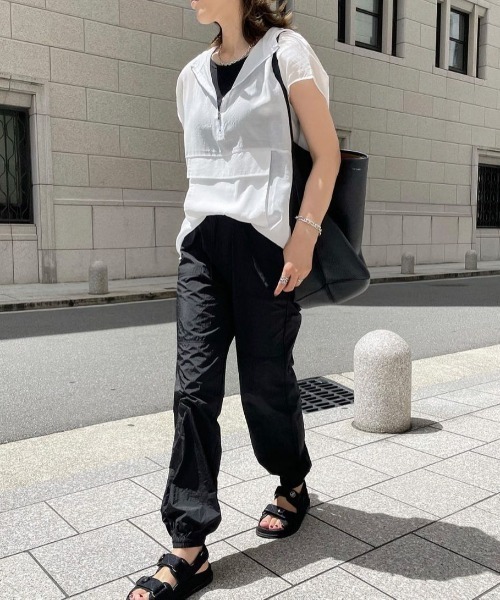 Re:EDIT（リエディ）の「[神山まりあさん着用]アノラックノースリーブシアープルオーバー（ベスト・レディース・ブラック/ホワイト/グレイッシュベージュ・MEDIUM/LARGE）」の12枚目の写真