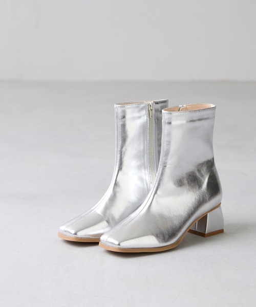 menue（メヌエ）の「スクエアトゥ 台形ヒール ショートブーツ（ブーツ・レディース・ブラック/カーキ/アイボリー/ベージュ系その他/シルバー/ブラック系・LL/3L/S/M/L/XS）」の6枚目の写真