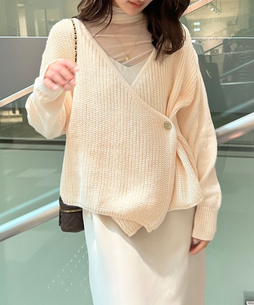 Lamoa（ラモア）の「Lamoa/Vネック カシュクール デザイン ニット（ニット/セーター・レディース・ブルー/アイボリー・FREE）」の4枚目の写真