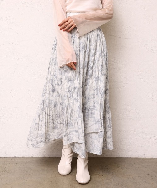 one after another NICE CLAUP（ワンアフターアナザーナイスクラップ）の「動くたびに上品に揺れる　プリーツスカート（スカート・レディース・アイボリー/モカ/アッシュグレー/アニマル・FREE）」の3枚目の写真