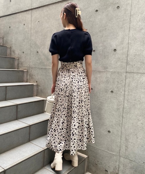 one after another NICE CLAUP（ワンアフターアナザーナイスクラップ）の「動くたびに上品に揺れる　プリーツスカート（スカート・レディース・アイボリー/モカ/アッシュグレー/アニマル・FREE）」の10枚目の写真