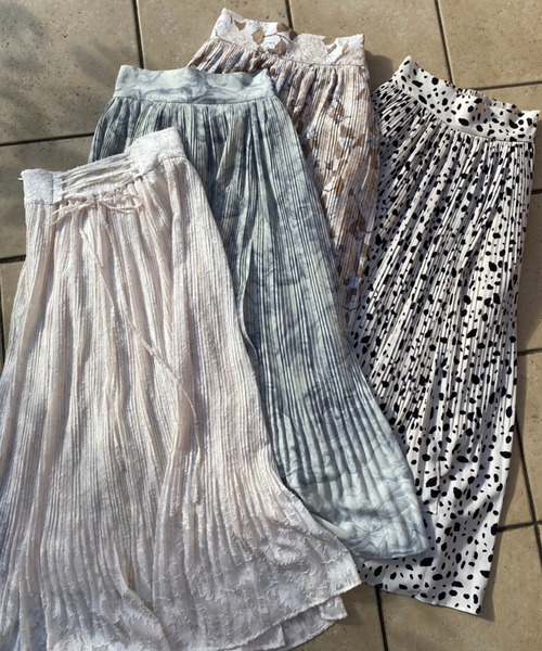 one after another NICE CLAUP（ワンアフターアナザーナイスクラップ）の「動くたびに上品に揺れる　プリーツスカート（スカート・レディース・アイボリー/モカ/アッシュグレー/アニマル・FREE）」の22枚目の写真