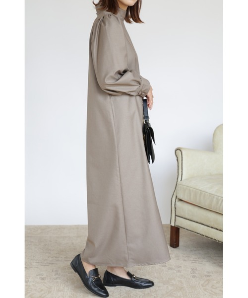 &. NOSTALGIA（アンドドットノスタルジア）の「【ZOZO限定】スタンドネックボリュームスリーブワンピース（ワンピース・レディース・ブラック/モカ・FREE）」の13枚目の写真