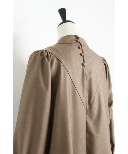 &. NOSTALGIA（アンドドットノスタルジア）の「【ZOZO限定】スタンドネックボリュームスリーブワンピース（ワンピース・レディース・ブラック/モカ・FREE）」の6枚目の写真