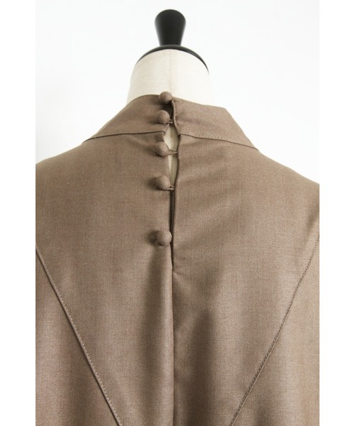 &. NOSTALGIA（アンドドットノスタルジア）の「【ZOZO限定】スタンドネックボリュームスリーブワンピース（ワンピース・レディース・ブラック/モカ・FREE）」の11枚目の写真