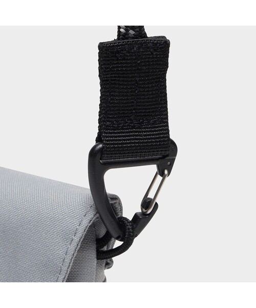 AIGLE（エーグル）の「アーバンモビリティネックポーチ（ショルダーバッグ・レディース・ブラック/グレー・FREE）」の11枚目の写真