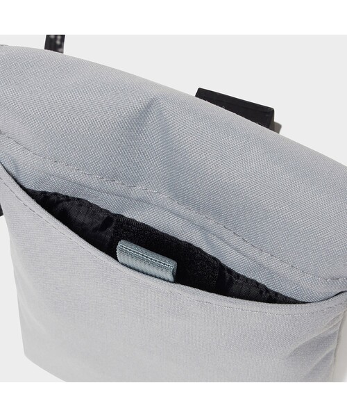 AIGLE（エーグル）の「アーバンモビリティネックポーチ（ショルダーバッグ・レディース・ブラック/グレー・FREE）」の4枚目の写真