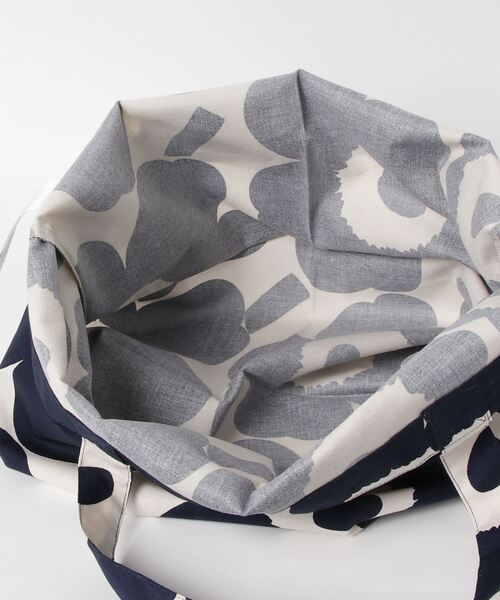 marimekko(マリメッコ)の「Pieni Unikko / bag 44 x 43 cm(トートバッグ・レディース・ネイビー・FREE)」の4枚目の写真