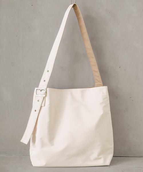 n'OrLABEL(ノアールレーベル)の「【廃盤】『バイカラー2wayショルダートートバッグ』(トートバッグ・レディース・レッド/グリーン/ブラック/ライトベージュ・FREE)」の3枚目の写真