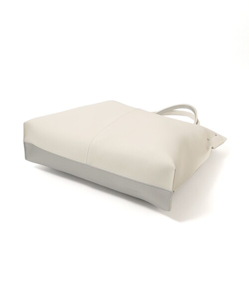 CAST:（キャストコロン）の「バイカラーソフトトートバック（トートバッグ・レディース・シルバー/ベージュ/ネイビー・FREE）」の11枚目の写真