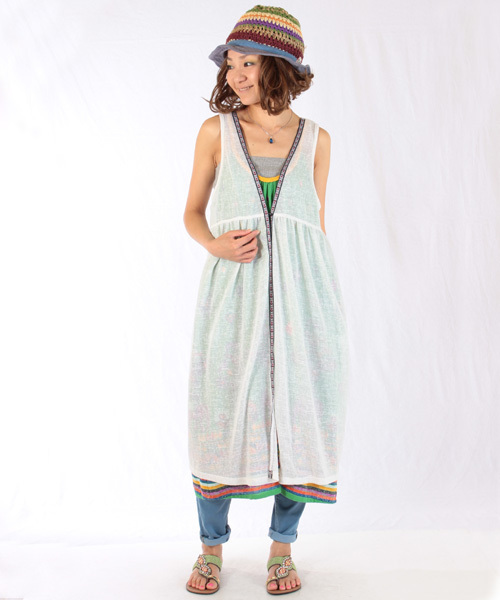 チャイハネ(チャイハネ)の「【チャイハネ】フォークロアテープロングベスト / ロングジレ(ベスト・レディース・ホワイト/オレンジ/ブルー/ブラック/グリーン・FREE)」の2枚目の写真