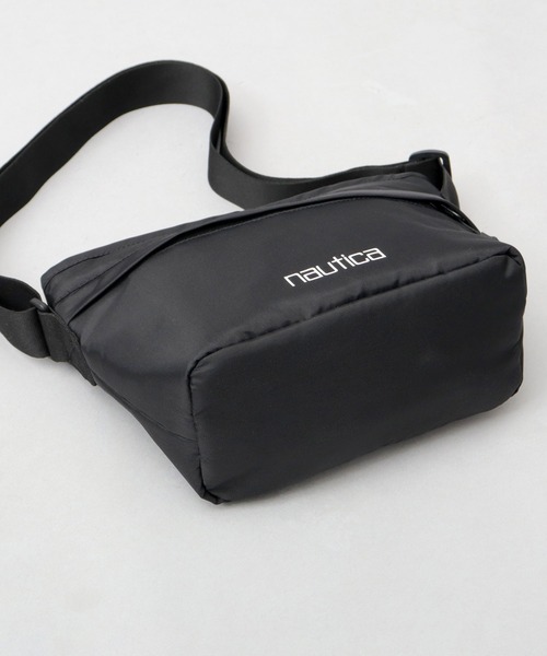 NAUTICA(ノーティカ)の「330Dナイロン 舟型 ミニショルダーバッグ 多収納モデル(ショルダーバッグ・メンズ・ブラック・FREE)」の4枚目の写真