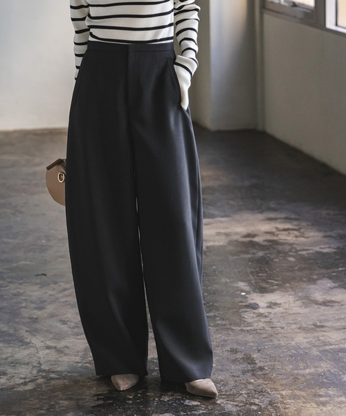 Noble（ノーブル）の「バックサテンカーブシルエットパンツ（スラックス・レディース・ベージュ/ブラック・36/38/40）」の2枚目の写真