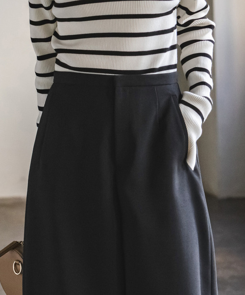 Noble（ノーブル）の「バックサテンカーブシルエットパンツ（スラックス・レディース・ベージュ/ブラック・36/38/40）」の3枚目の写真